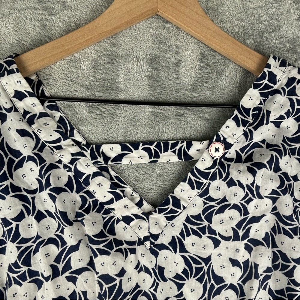 Anthropologie Postmark Top Womens 12 Blue White Floral V-Neck - Picture 13 of 16